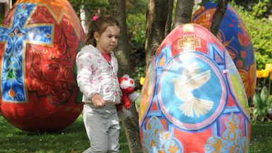 Десет красиво изрисувани яйца подредиха пред кметството в Пловдив преди