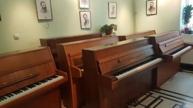 Със закупуването на 9 пиана приключи благотворителната кампания Талант без