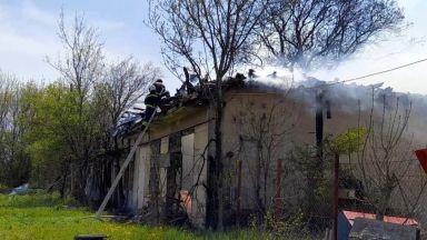 Голям пожар избухна край склад за авточасти в Бургас (видео)