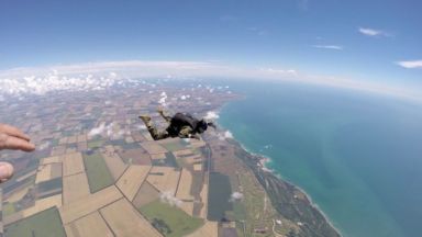 Морският специален разузнавателен отряд проведе дневни парашутни скокове в района