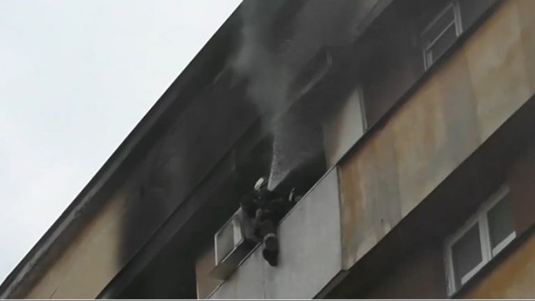 Трима души пострадаха при пожар в жилищен блок във Враца,