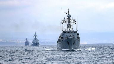 Руският Черноморски флот започна днес военно учение докато кораб на