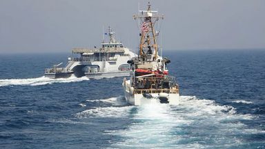 Американски военен кораб произведе предупредителни изстрели след като три военноморски