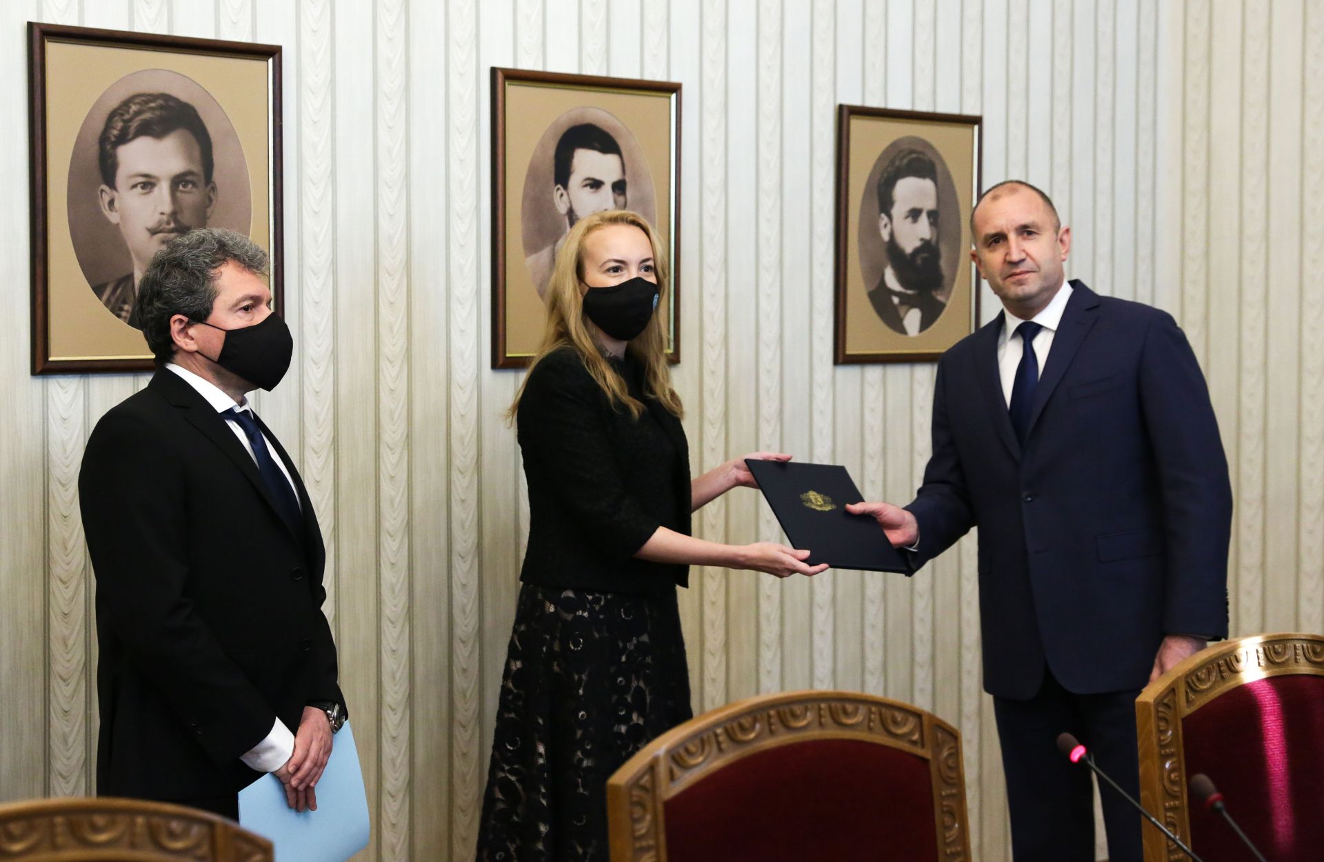 Председателят на ПГ на ИТН Тошко Йорданов и номинираната за премиер Антоанета Стефанова бяха посрещнати от Румен Радев на "Дондуков 2"