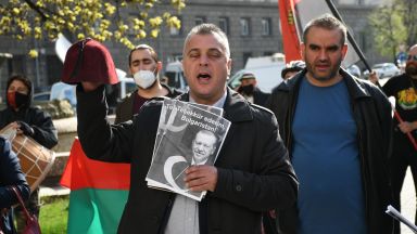 Протестиращи от ВМРО сложиха скъсан фес на главата на Тошко Йорданов (снимки)