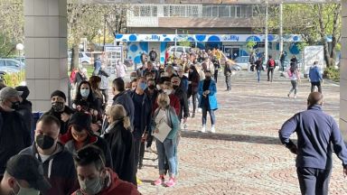 Опашка за ваксини пред ВМА тази сутрин Много от хората