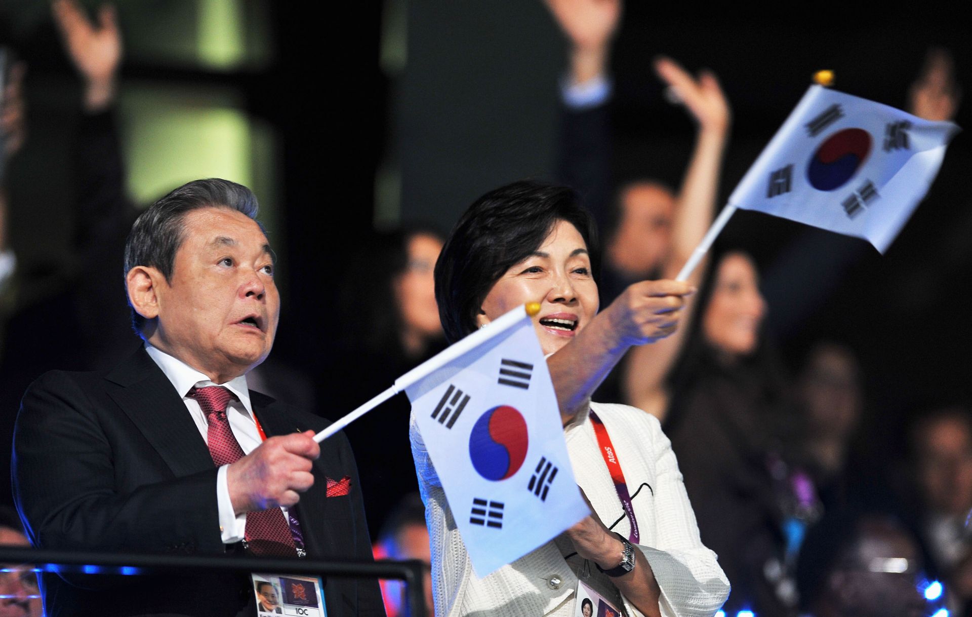 Лий Кун Хи със съпругата си Ра-Хи Хонг по време на церемонията по откриването на Олимпийските игри в Лондон през 2012 г.