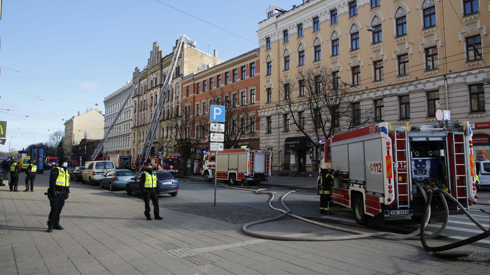 Осем жертви в огнен ад в незаконен хостел в Рига (видео)