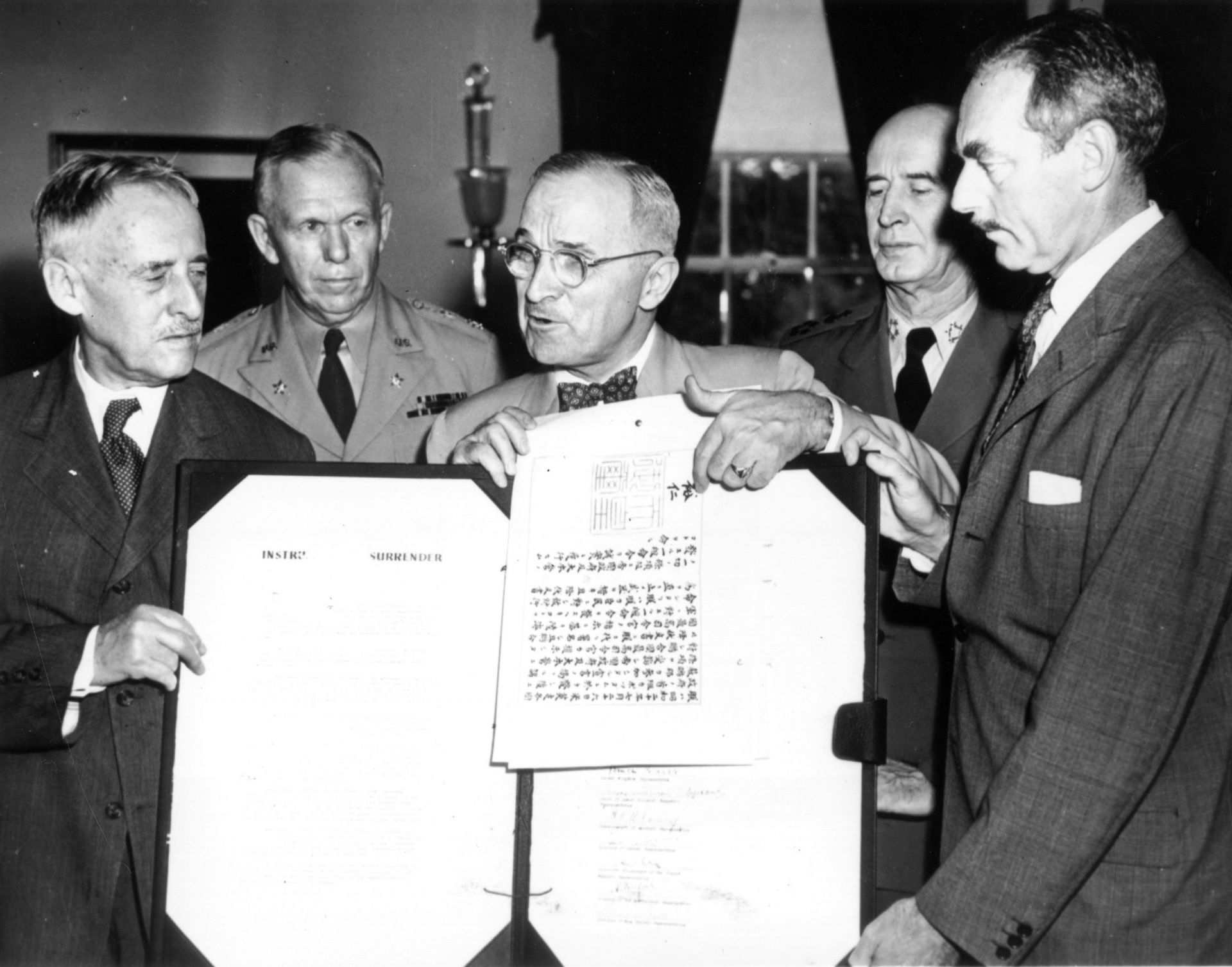 Президентът Хари Труман държи официалния японски документ за капитулация, подписан от император Хирохито