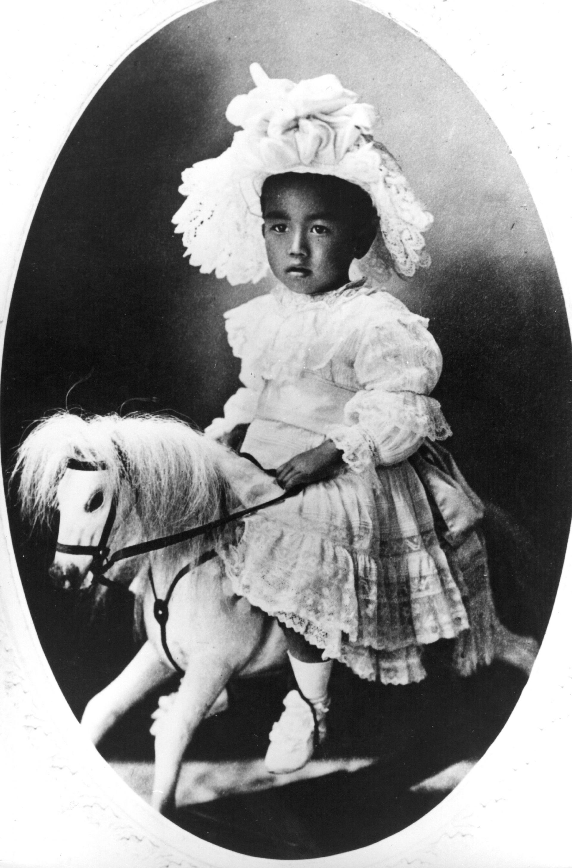  Император Хирохито като малко дете (на три години), возещ се на своя клатещ се кон 