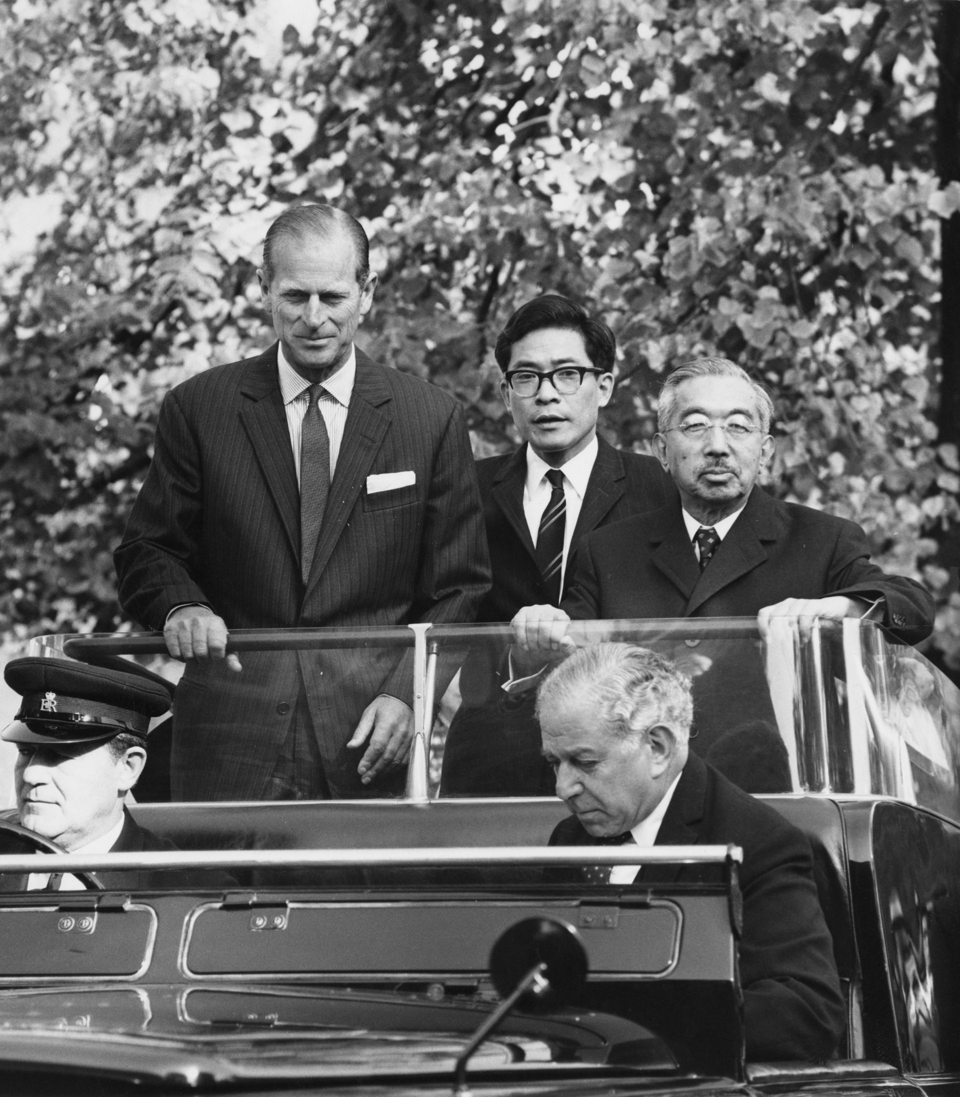 Принц Филип, херцог на Единбург, обикаля лондонския зоопарк с японския император Хирохито 
