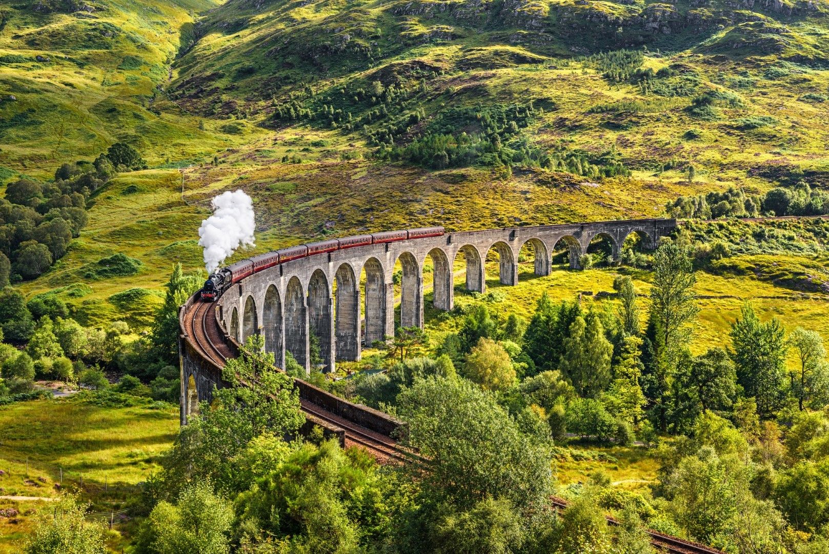 Виадуктът Гленфинан в Шотландия с атракционен парен локомотив