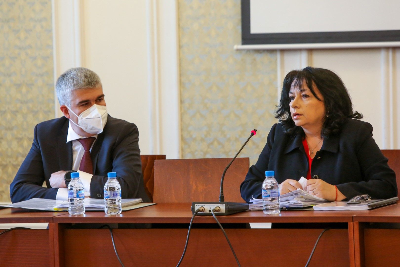 Изпълнителният директор на „Булгартрансгаз“ ЕАД Владимир Малинов и Теменужка Петкова по време на изслушването в Народното събрание