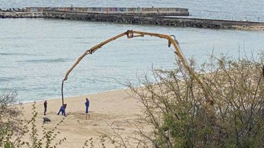 Бетон се излива на плажа Кабакум съобщава БНР От снимки