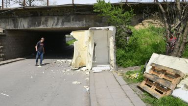 Камион се удари и заседна под мост в София (снимки)