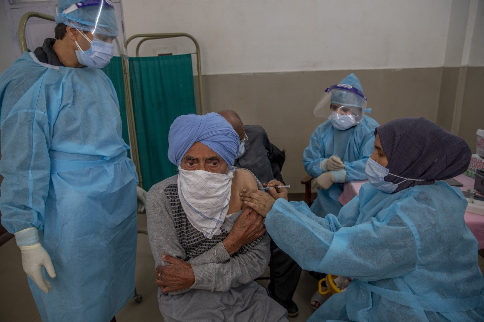 САЩ ще изпратят в тежко страдащата от пандемията Индия медицинско оборудване на 100 млн. долара