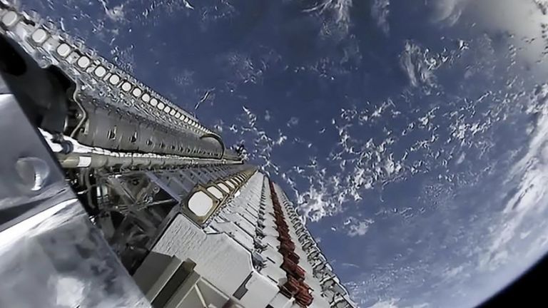 SpaceX скоро ще стартира глобален тест на клетъчната комуникация чрез сателитите Starlink 