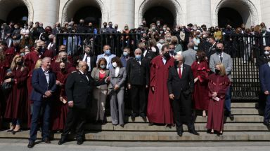 Прокурори и съдебни служители се събраха на мълчалив протест пред