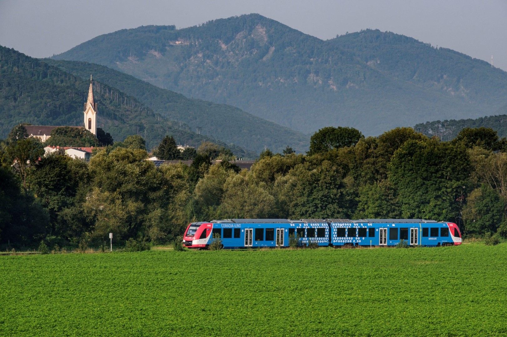 Водороден влак на компанията Alstom се движи из Австрия