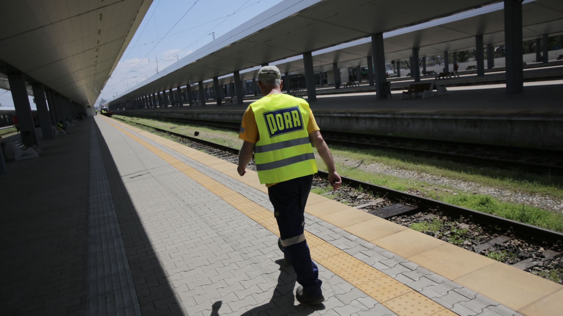 Спират движението на влаковете по 6 коловоза на Централна гара-София за повече от година