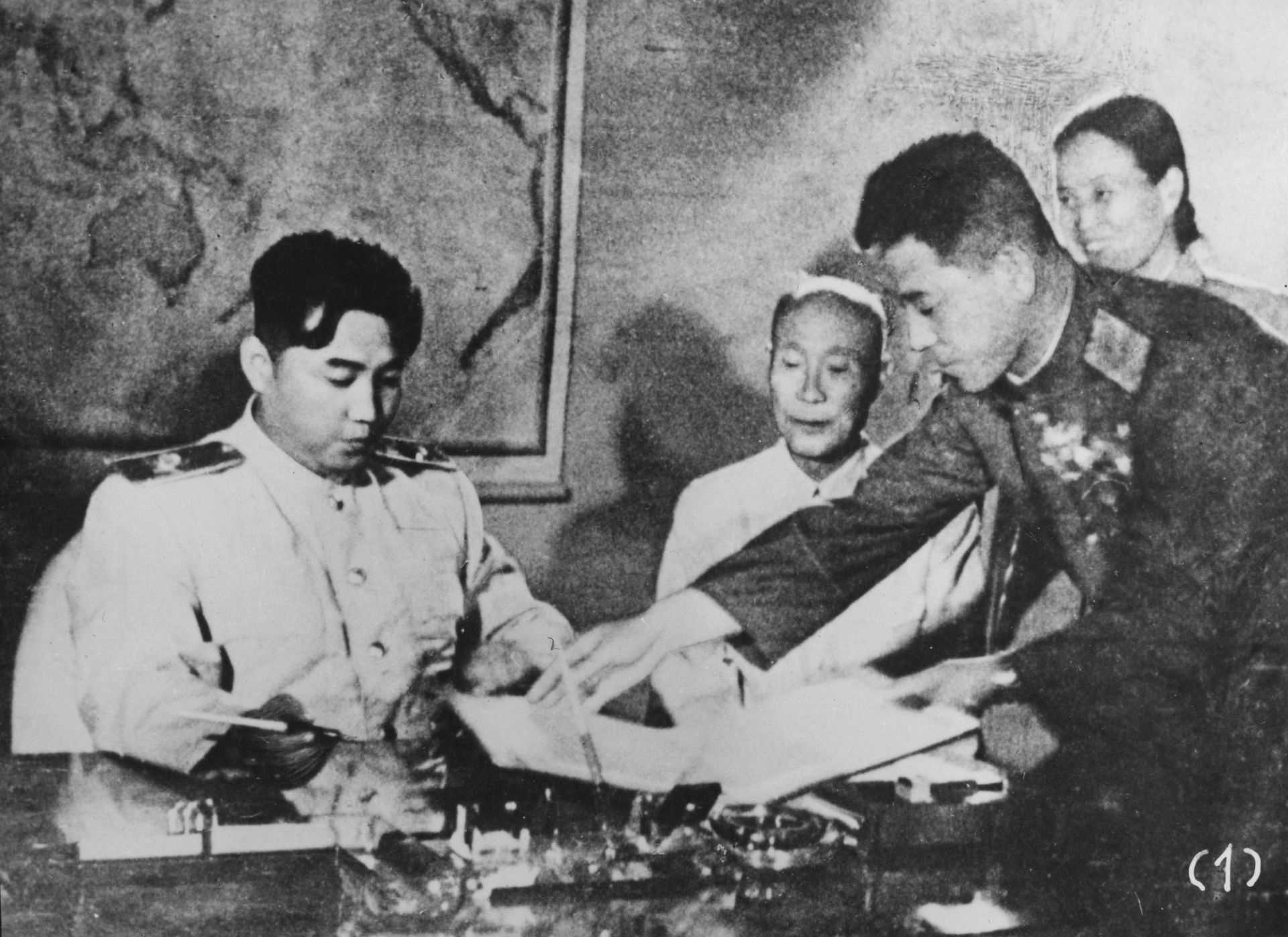 Севернокорейският лидер Ким Ир Сен (1912 - 1994) подписва Споразумението за корейско примирие в Пхенян, Северна Корея, подпомаган от генерал Нам Ил (1915 - 1976, вдясно), 1953 г. 
