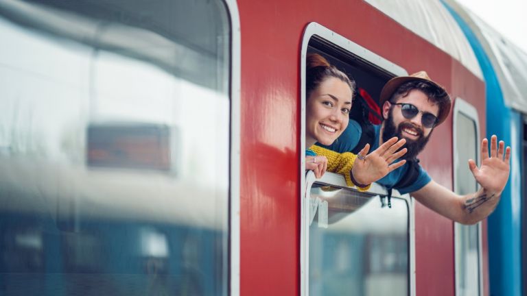 Нови права при пътуване с влак: обезщетения и храна при закъснение