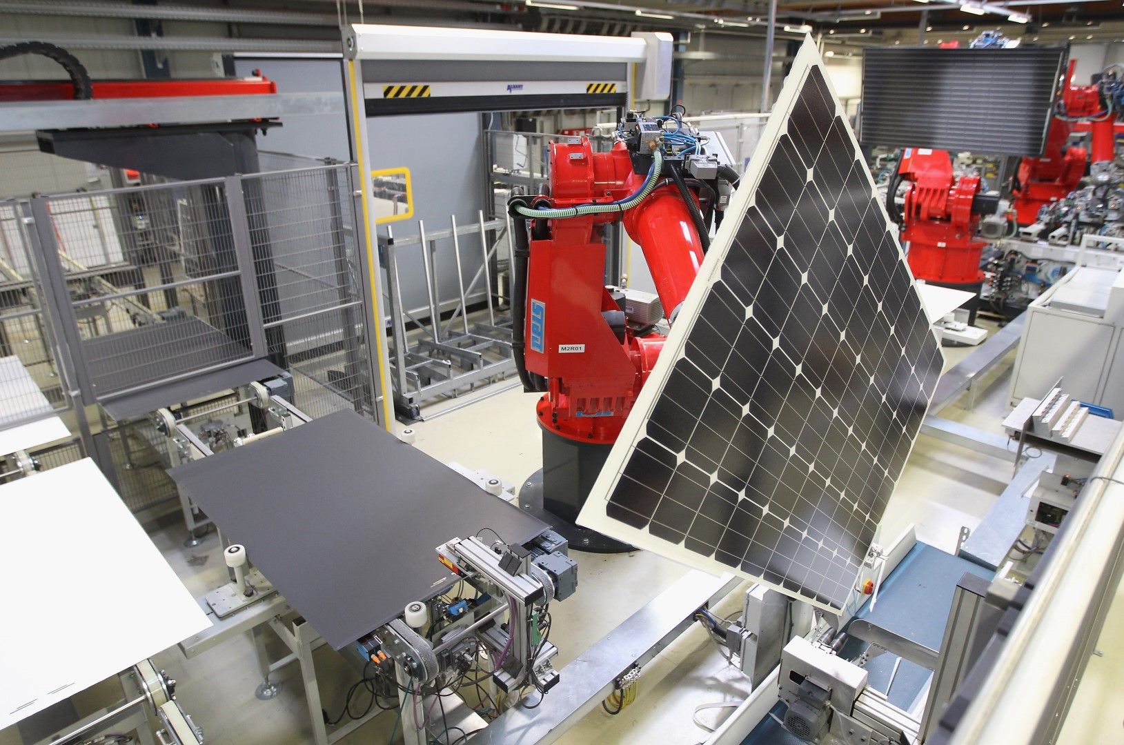 Роботизирано асемблиране на слънчеви панели в германски завод