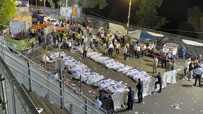 Десетки хора загинаха при срутването на трибуна по време на