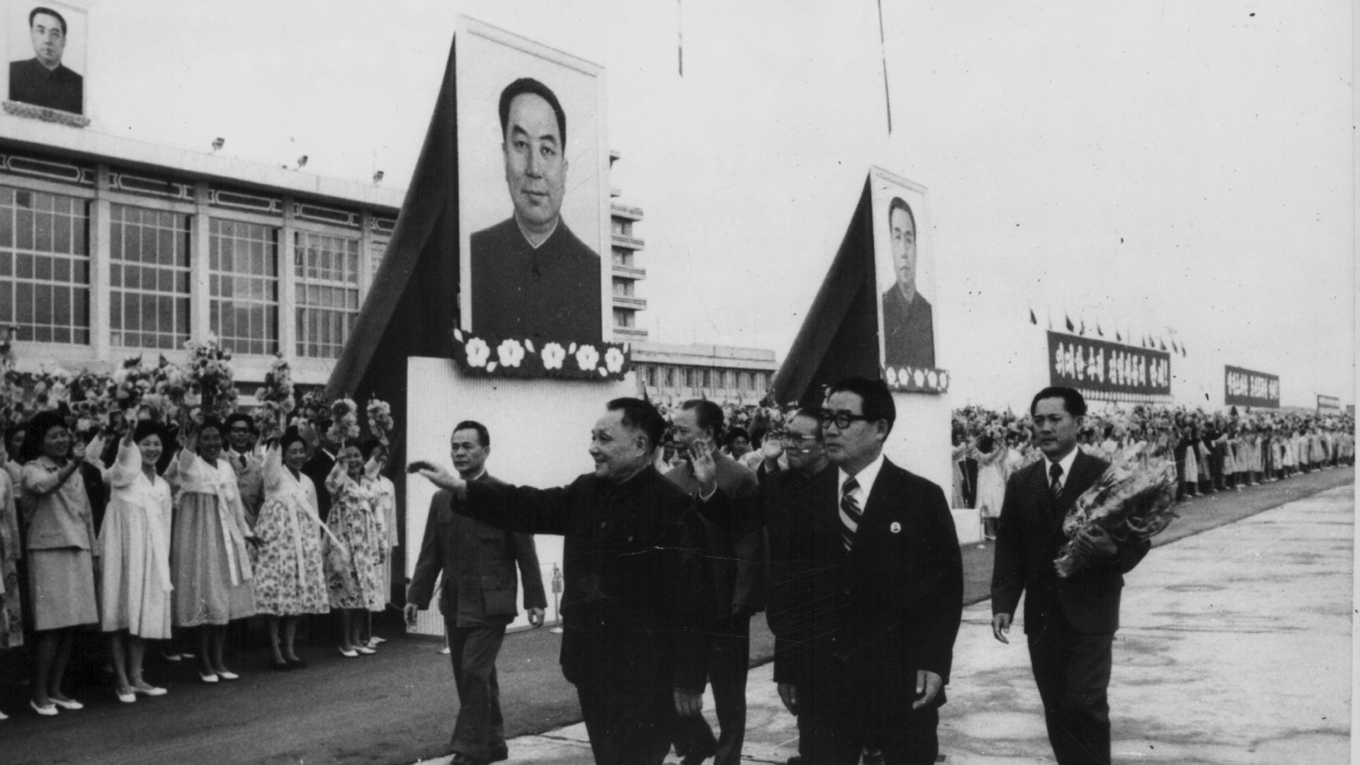 Вицепремиерът на Китай Дън Сяопин на церемониал с корейския президент Ким Ир Сен, по време на посещаване в Корея, септември 1978 година 