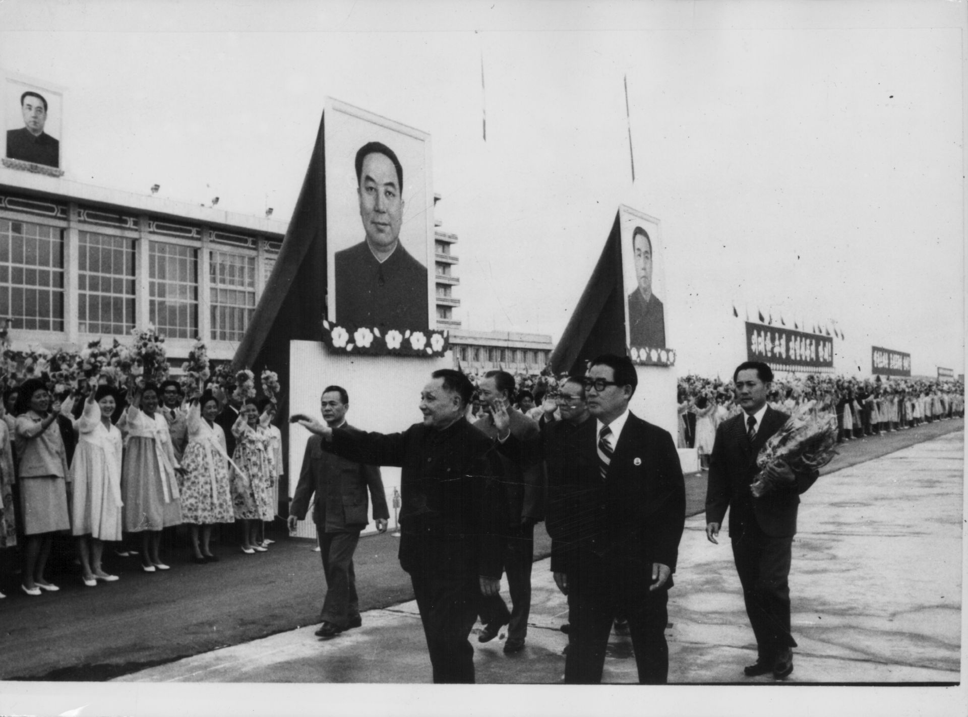 Вицепремиерът на Китай Дън Сяопин на парад с корейския президент Ким Ир Сен, по време на посещение в Корея, септември 1978 г.