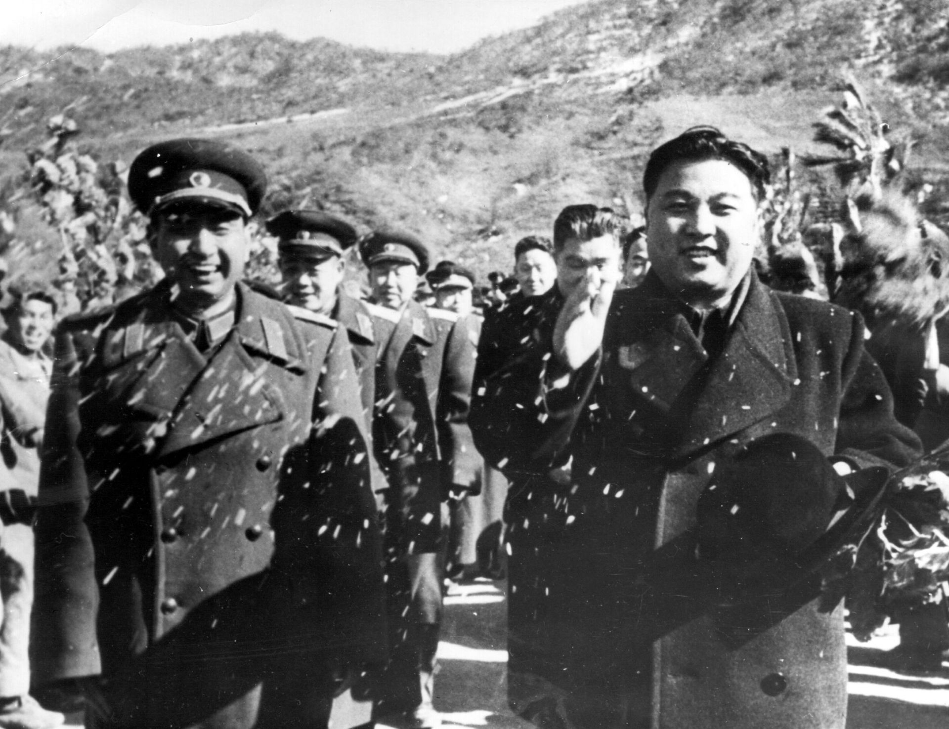 Корейският диктатор Ким Ир Сен започва евакуацията на китайски войски от Северна Корея през март 1958 г.