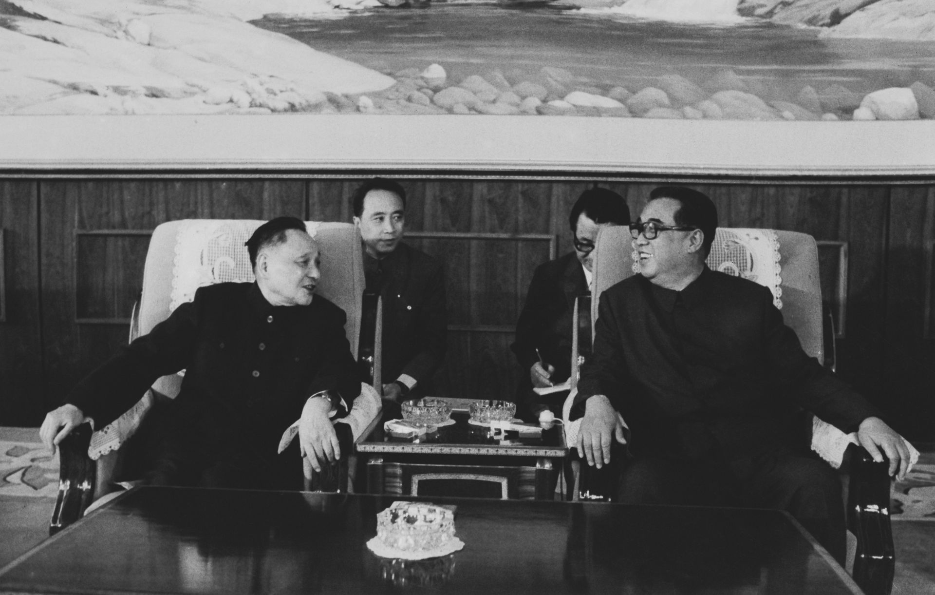 Китайският лидер Дън Сяопин (1904 - 1997, вляво) в разговор с Ким Ир Сен (1912 - 1994, вдясно), лидерът на Северна Корея, по време на посещение в Северна Корея, септември 1978 г.