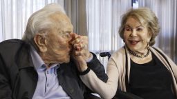 Ан Дъглас, вдовицата на Кърк Дъглас, почина на 102 години