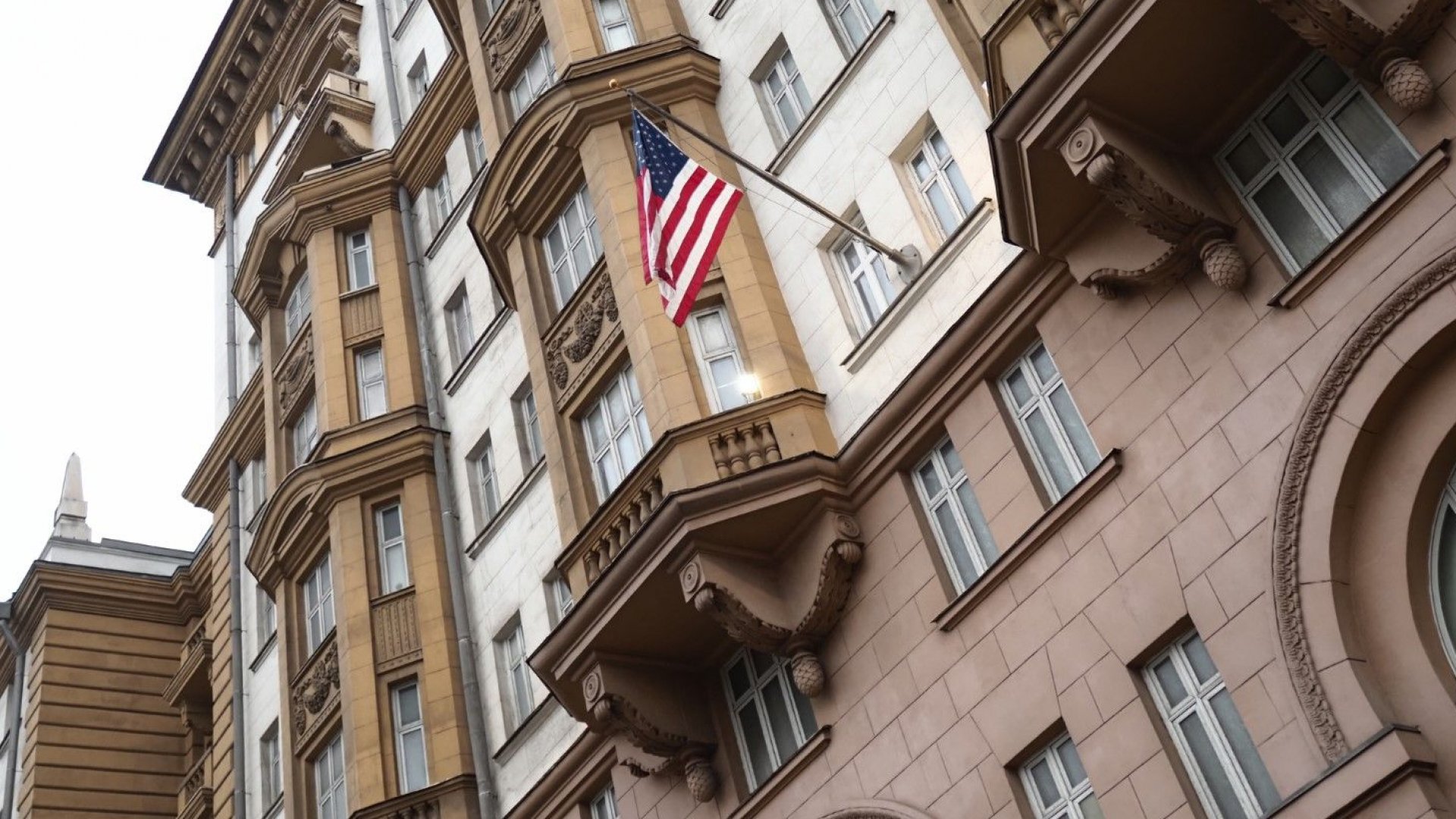 В надпреварата на санкции и контрасанкции САЩ свиват мисията си в Москва със 75%