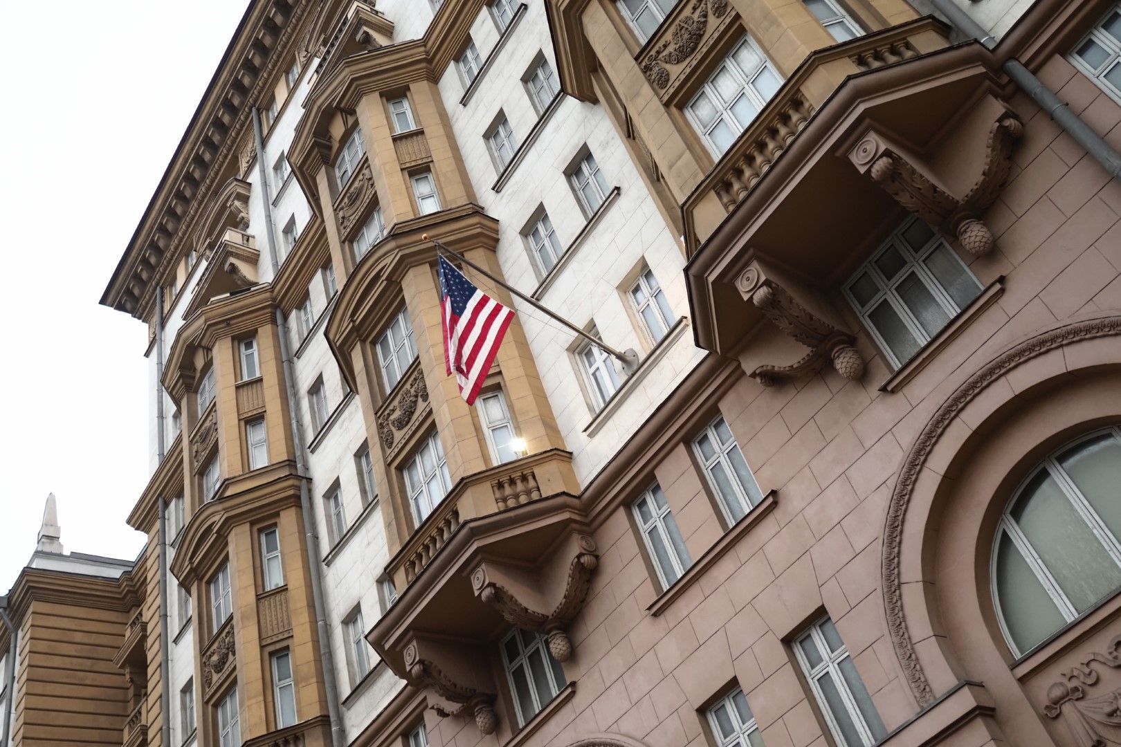 От 12 май посолството на САЩ в Москва ще намали броя на предлаганите консулски услуги, като ще предлага само спешни услуги за американски граждани и много ограничен брой имигрантски визи
