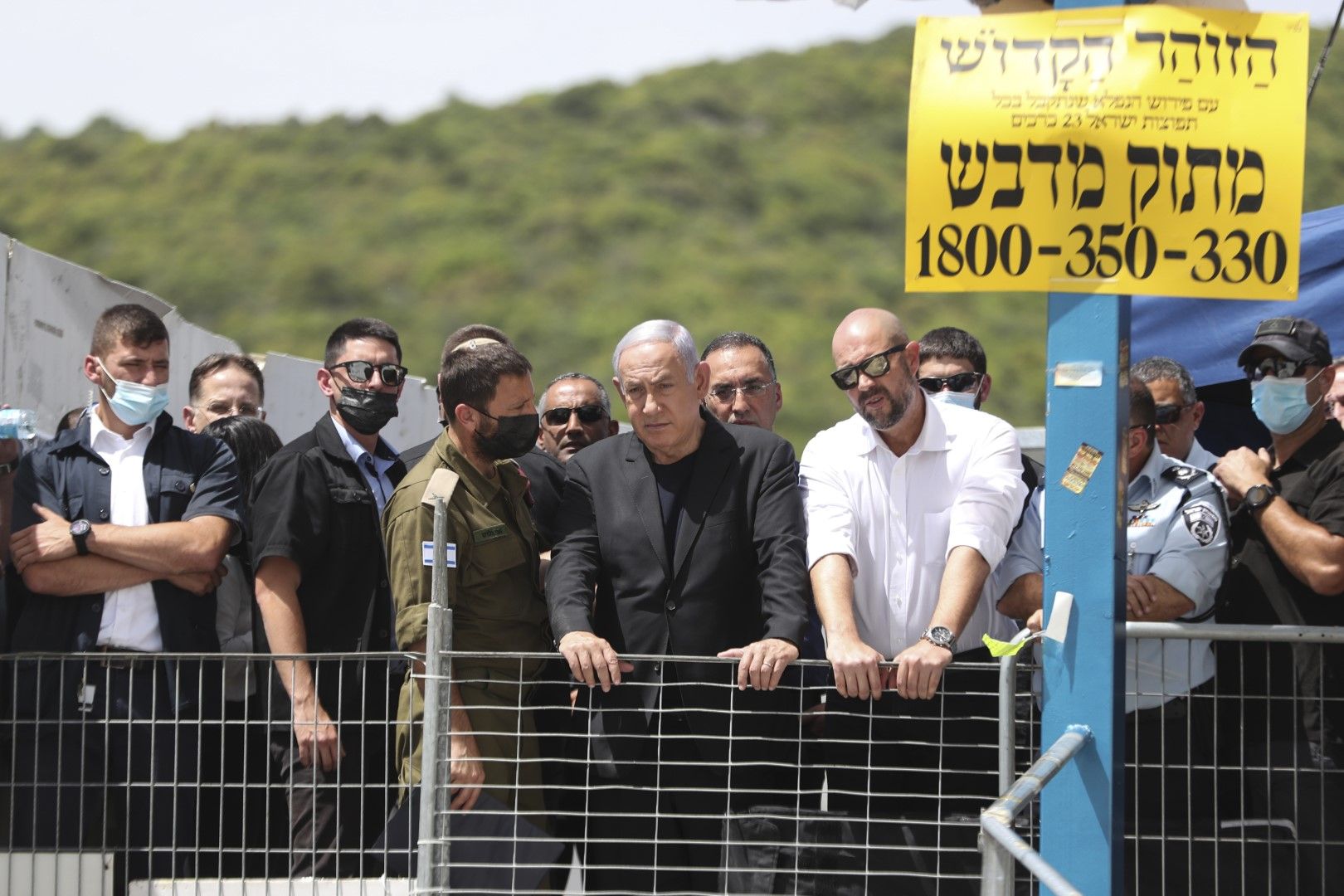 Премиерът Бенямин Нетаняху на мястото на трагедията в планината Мерон в Северен Израел