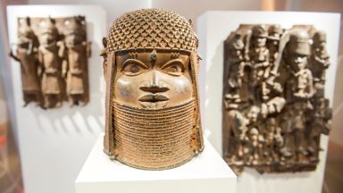Заграбени бенински бронзови артефакти се прибраха в дворец в Нигерия след един век