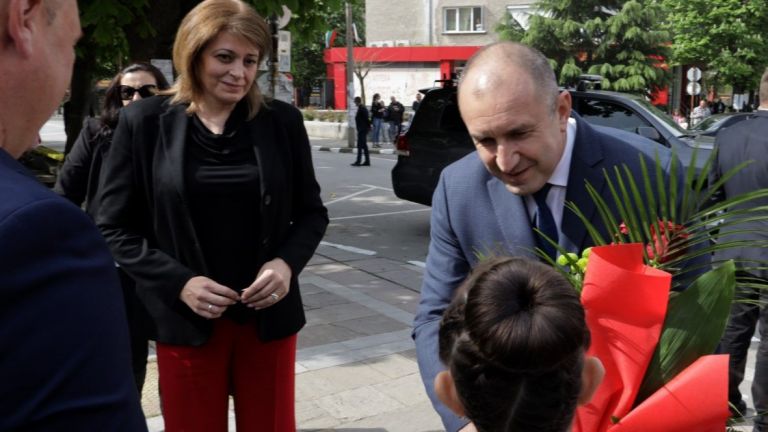 Десислава Радева придружи в Първомай за пръв път президента след