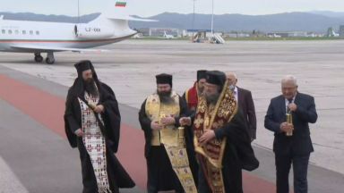 Благодатният огън пристига в България самолетът кацна на Летище София