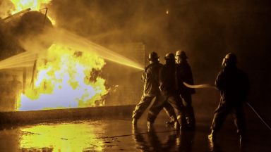 Голям пожар избухна днес в химически завод в централната част