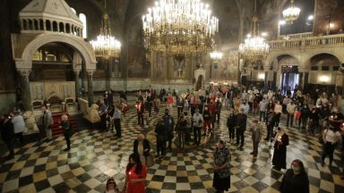 По традиция днес в храмовете се отслужва Второ Възкресение Нарича