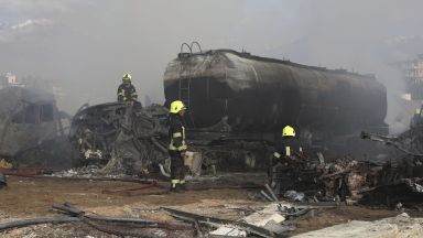 Десетки цистерни за гориво бяха обхванати от пожар в северната