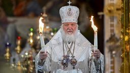 Руският патриарх падна по време на служба, обясни го със закона на физиката (видео)