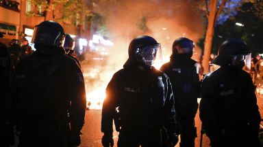 Германският полицейски профсъюз заяви днес че над 50 полицаи са
