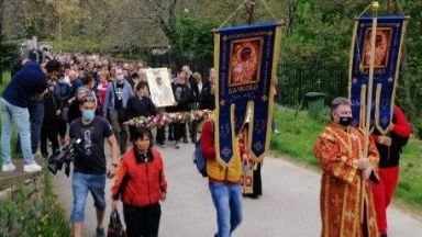 С тържествен звън на камбаните и манастирското клепало от църквата