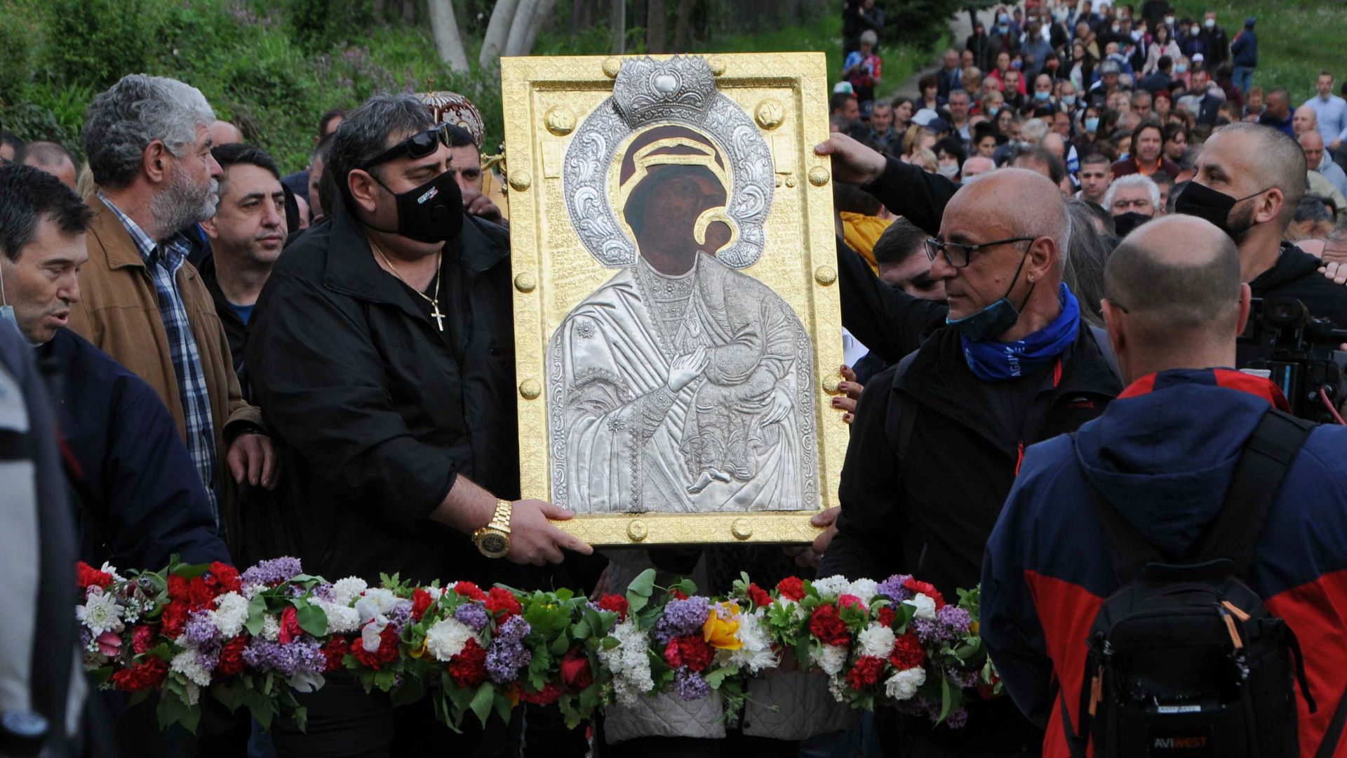 Вярващи понесоха иконата на Богородица от Бачковския манастир  с надежда за чудо (снимки)