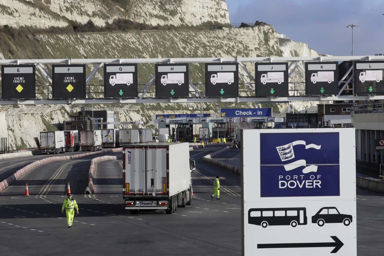 25 декември 2020 г., камиони се нареждат за чекиране към ферибота в пристанището на Дувър, Кент, Англия. Великобритания отмени ограниченията за пътуване на шофьори на камиони, които бяха наложени, за да се избегне граничния хаос след развода на страната с