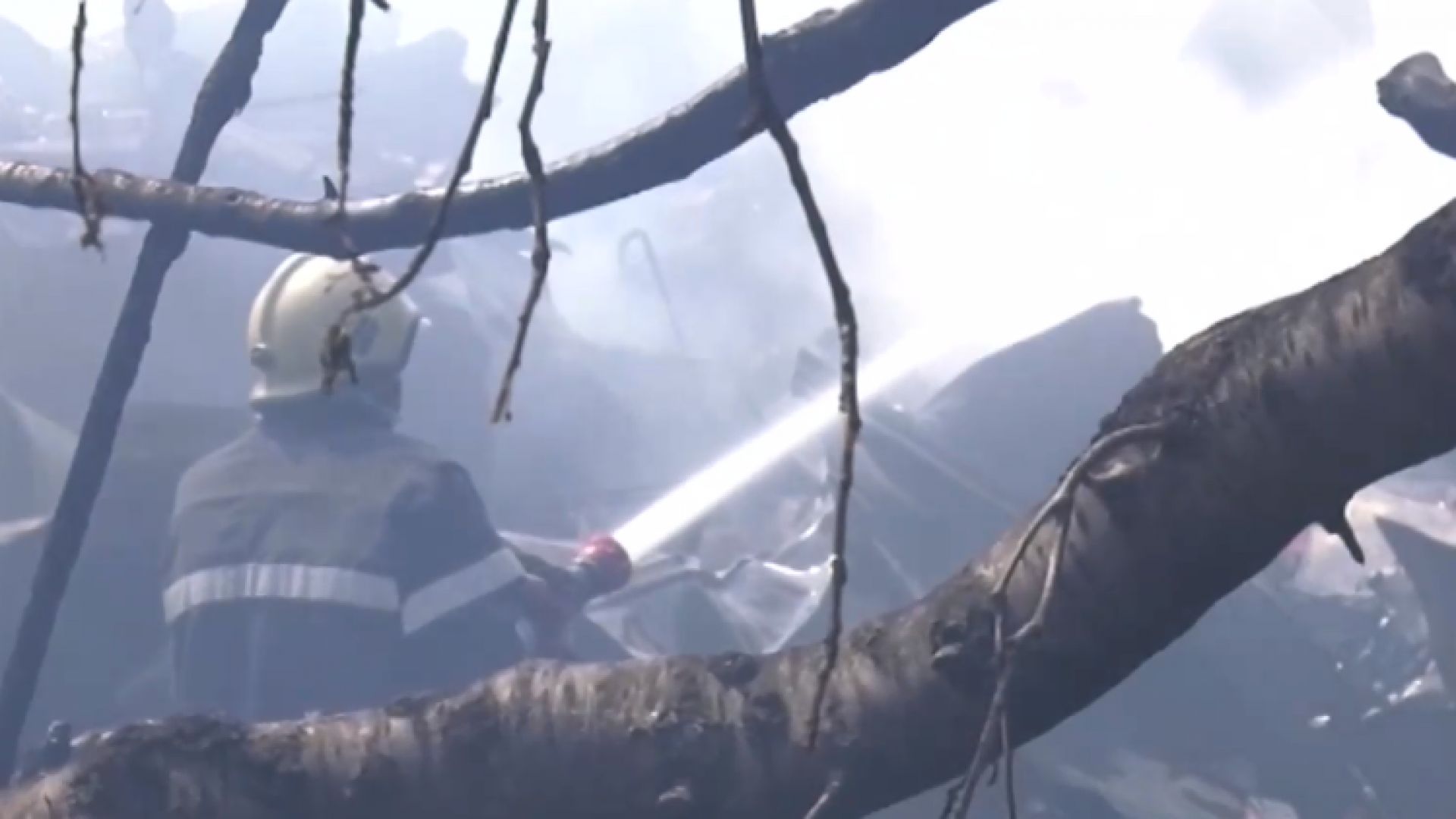 Пожар изпепели три къщи в София, жена е тежко пострадала
