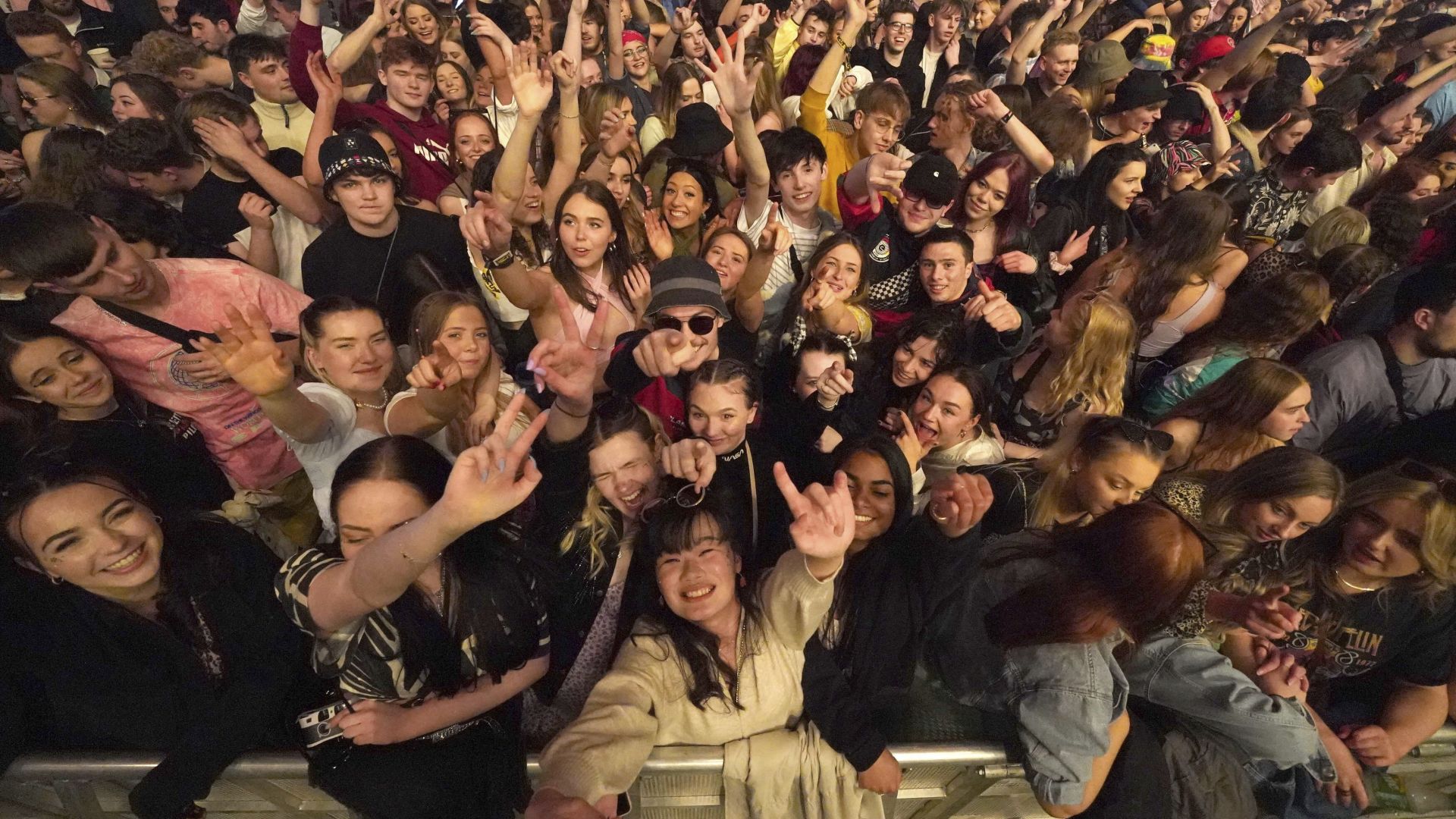 Експеримент събра 5000 души на концерт в Ливърпул без маски и социална дистанция