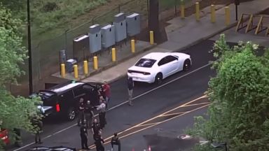 Въоръжен мъж е бил прострелян от агенти на ФБР при опит